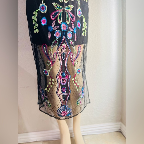 GUESS women’s dress All embroidered beautiful dress size XL stretchy fabric - Picture 5 of 9